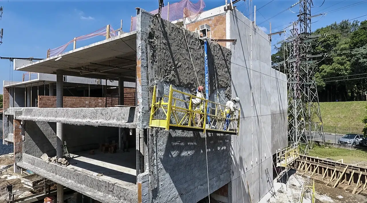 Balancim em fachada de obra utilizando o sistema DesceFácil para o transporte vertical de insumos
