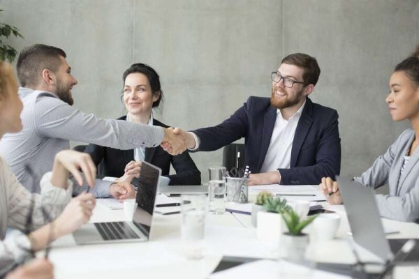 recontratacao-funcionario-aperto-maos-chefe-equipe